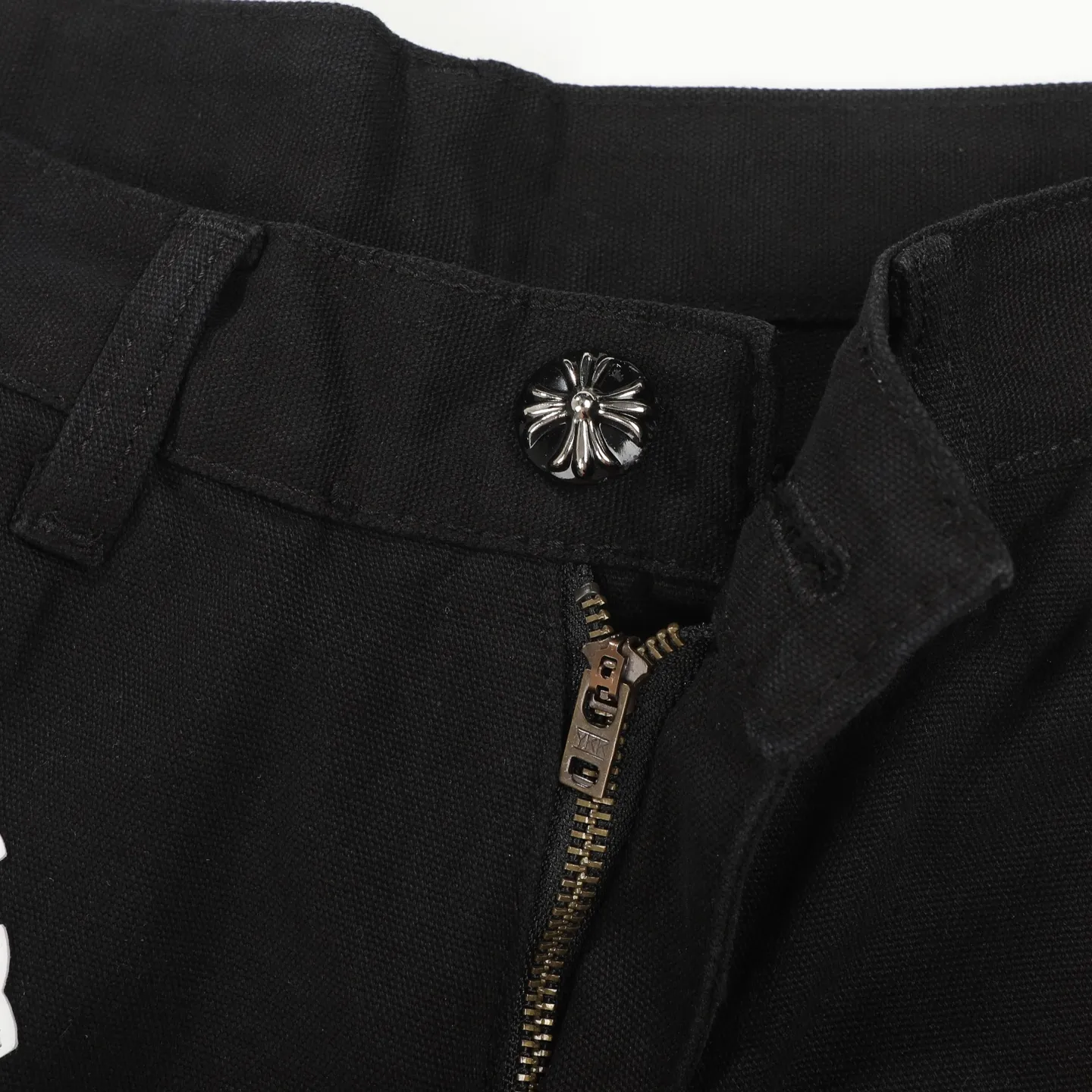 P280 Chrome Hearts Black Timber Pants Red Leather and White Leather Elements Washed Jeans Really restores the ultimate vintage texture. Three-dimensional version. Loose and comfortable, not picky about the figure. Makes you look taller and slimmer. Made by a factory. Original quality control. Same style for men and women. Can be matched with couples. Versatile recommendation. Must-have jeans for all seasons. Fashionistas have been disappointed. The quality selection of fabrics, the tailoring of details, and the matching of patterns are all impeccable! The upper body is so handsome when worn...it can be easily worn by men, women and children! The craftsmanship is made of heavy-duty washed pure cotton denim fabric. After washing, it is soft and thick and looks very stylish when worn. Color: black Size: 28 30 32 34 36